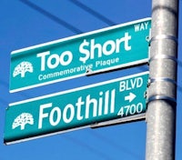 a street sign with the words too short and foothill